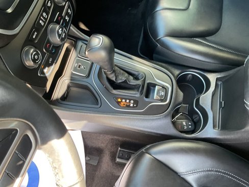 Used 2019 Jeep Cherokee Latitude Plus w/ Comfort/Convenience Group image 10