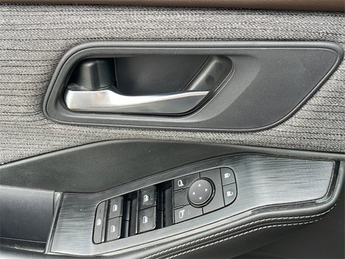 Used 2022 Nissan Rogue SV image 25