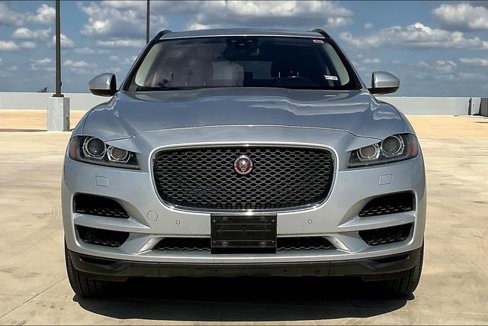Used 2018 Jaguar F-PACE Premium image 2