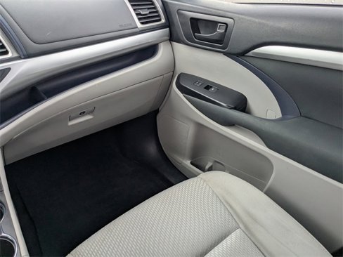 Used 2019 Toyota Highlander LE image 17