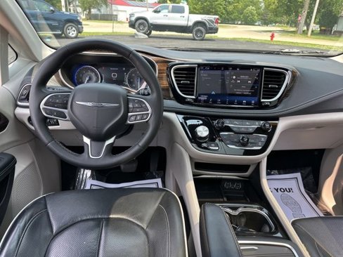 Used 2023 Chrysler Pacifica Limited image 30