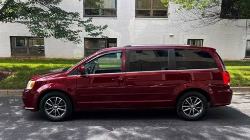 Used 2017 Dodge Grand Caravan SXT image 2