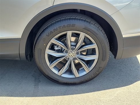 Used 2022 Volkswagen Tiguan SE image 24