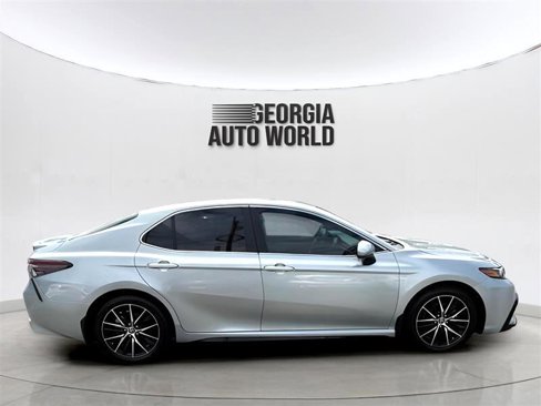 Used 2021 Toyota Camry SE image 6