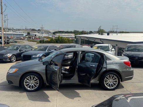 Used 2011 Chrysler 200 Limited image 26