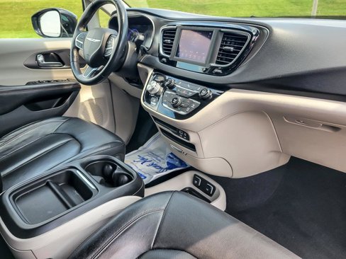 Used 2020 Chrysler Pacifica Touring-L image 20