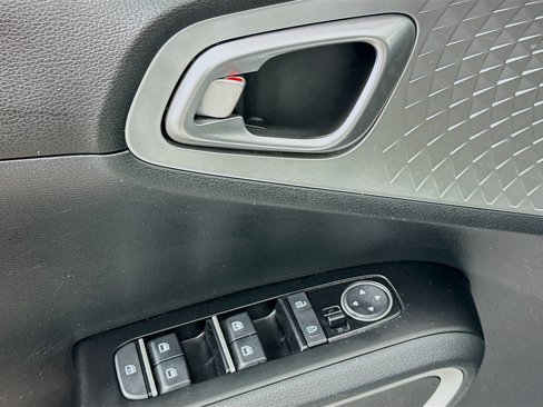 Used 2023 Kia Soul LX w/ LX Technology Package image 15