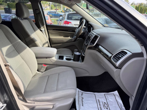 Used 2012 Jeep Grand Cherokee Laredo w/ Laredo E Group image 11