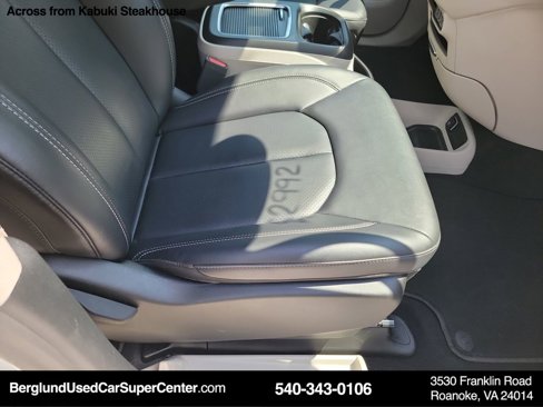 Used 2024 Chrysler Pacifica Touring-L image 17