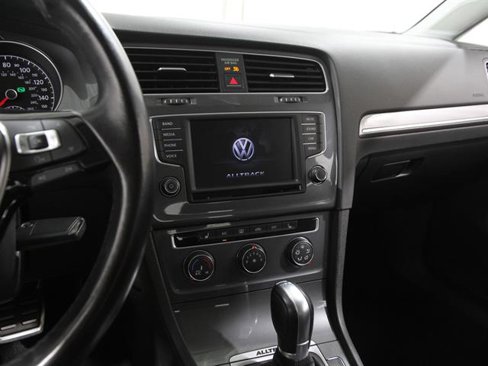 Used 2017 Volkswagen Golf Alltrack S image 9