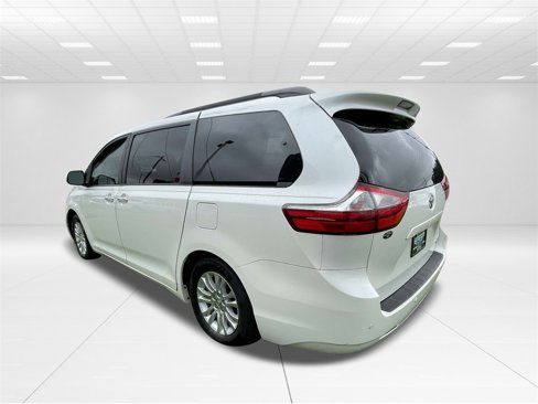 Used 2016 Toyota Sienna XLE image 4