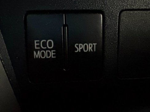 Used 2018 Toyota RAV4 LE image 9