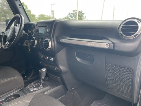 Used 2016 Jeep Wrangler Unlimited Sahara w/ Connectivity Group image 14