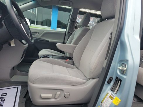 Used 2015 Toyota Sienna LE image 13