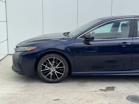 Used 2021 Toyota Camry SE image 4
