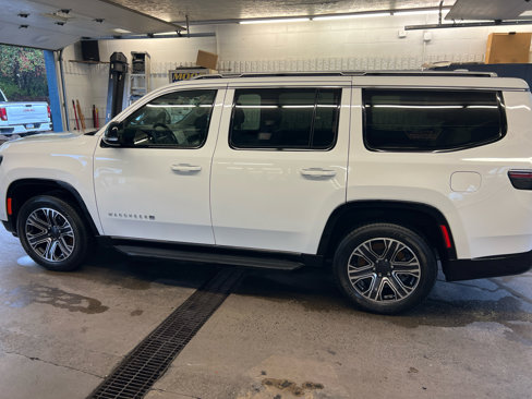 Used 2023 Jeep Wagoneer 4WD w/ Premium Group I image 16