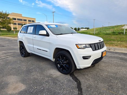Used 2022 Jeep Grand Cherokee Laredo X image 1