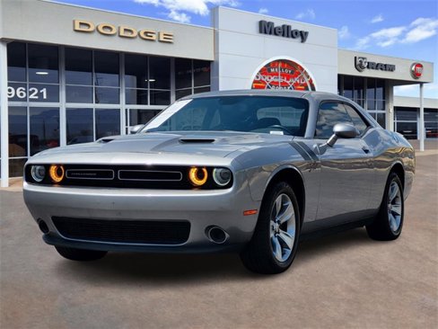 Used 2018 Dodge Challenger SXT image 2