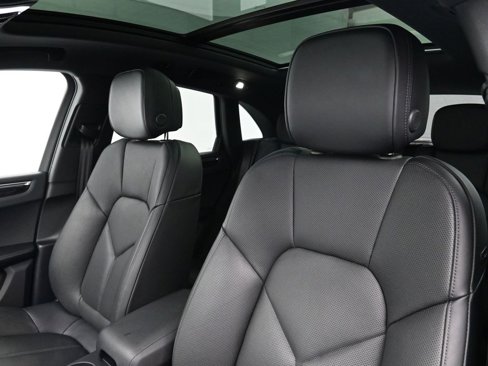 Used 2025 Porsche Macan image 5