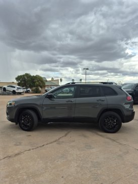 Used 2023 Jeep Cherokee Altitude Lux image 8