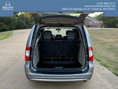 Used 2015 Chrysler Town & Country Touring w/ Driver Convenience Group image 5