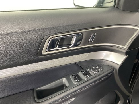 Used 2017 Ford Explorer XLT image 13