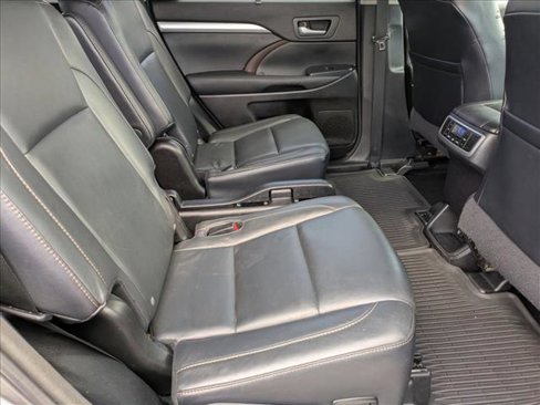 Used 2015 Toyota Highlander XLE image 19