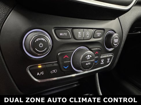 Used 2019 Jeep Cherokee Trailhawk image 8