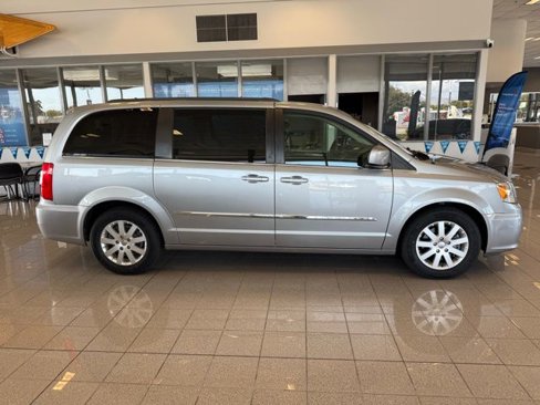 Used 2016 Chrysler Town & Country Touring image 2