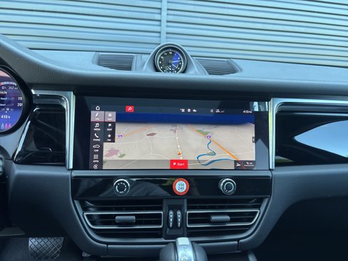 Certified 2025 Porsche Macan image 18