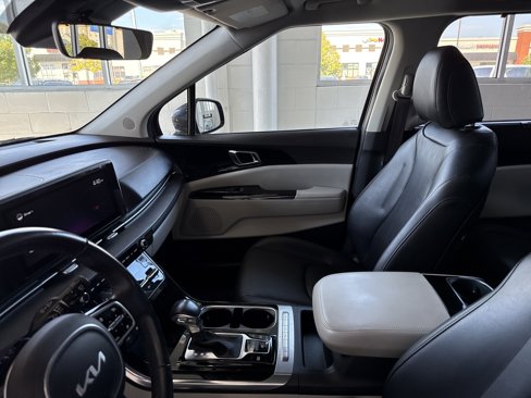 Used 2022 Kia Carnival EX image 21