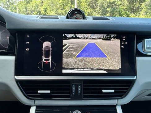 Certified 2023 Porsche Cayenne Platinum Edition image 21