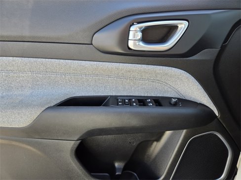 Used 2024 Jeep Compass Latitude image 19