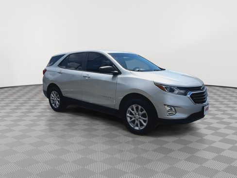 Used 2021 Chevrolet Equinox LS image 2