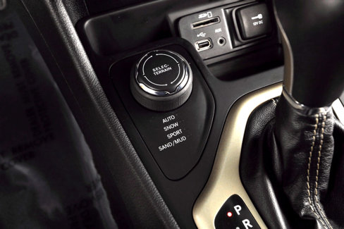 Used 2015 Jeep Cherokee Latitude w/ Comfort/Convenience Group image 30