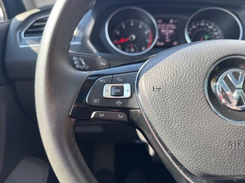 Used 2020 Volkswagen Tiguan SE w/ Panoramic Sunroof Package image 25