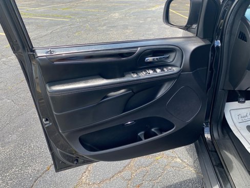 Used 2018 Dodge Grand Caravan SXT w/ Driver Convenience Group image 10