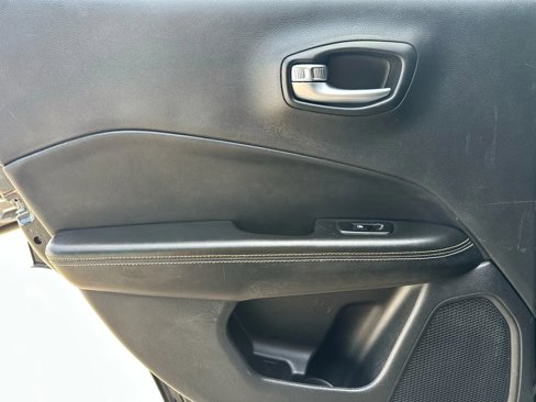 Used 2017 Jeep Compass Latitude w/ Popular Equipment Group image 11