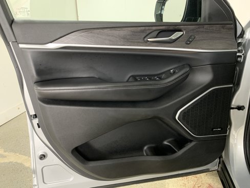 Used 2021 Jeep Grand Cherokee L Limited image 15