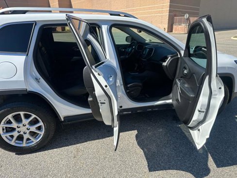 Used 2018 Jeep Cherokee Latitude Plus image 17