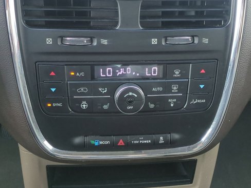 Used 2016 Chrysler Town & Country Touring w/ Driver Convenience Group image 24