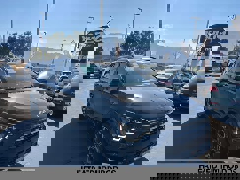 Used 2024 Kia Niro EX Touring image 2