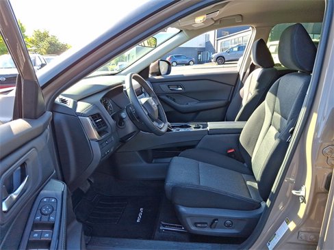 Used 2025 Nissan Rogue SV image 14