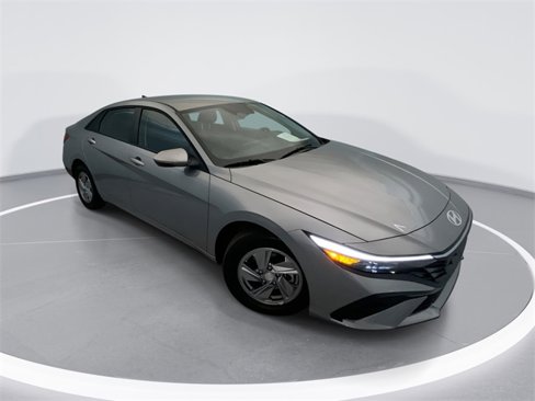 Used 2025 Hyundai Elantra SE image 1