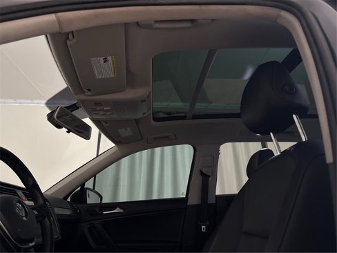 Used 2019 Volkswagen Tiguan SE w/ Panoramic Sunroof Package image 12