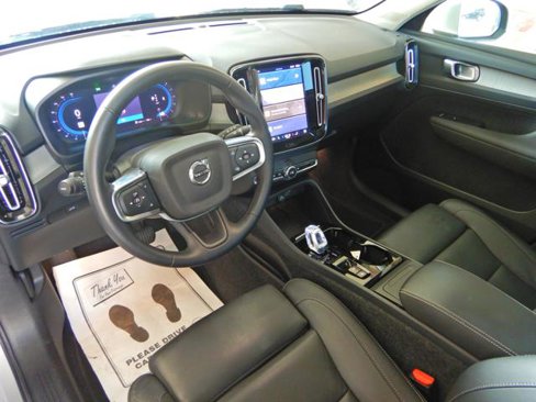 Used 2025 Volvo XC40 B5 Plus image 13