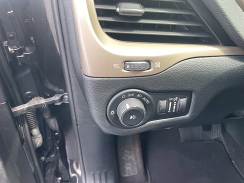 Used 2016 Jeep Cherokee Latitude image 13