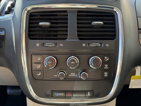 Used 2016 Dodge Grand Caravan SXT image 32