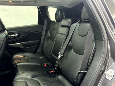 Used 2019 Jeep Cherokee Limited image 25