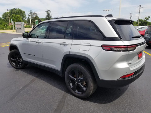 Certified 2023 Jeep Grand Cherokee Limited w/ Black Appearance Package image 5